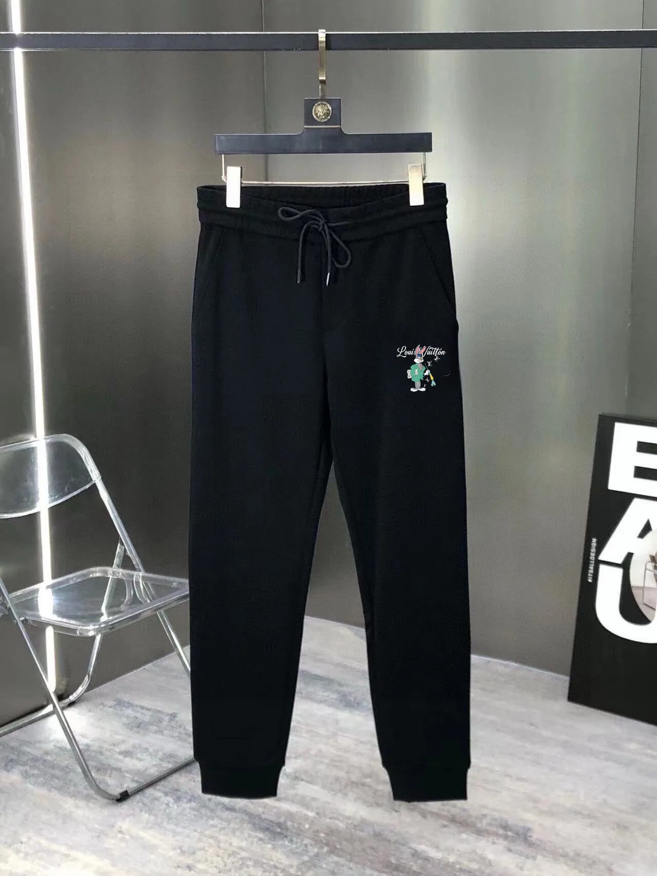 🅿️380 [LV Louis Vuitton] (Fat Man Gospel) hot-selling suit is coming. Focus on the original version of the official website. 2025 new hot-selling sweatshirt suit. The original order is hard to buy🇭🇰. It is the meticulous work of top designers for a fitting and perfect upper body effect. All-natural high-quality Roman cotton 100%, close-fitting comfort, noble and elegant! Original hardware embodies elegance and nobility! Counter size: M-5XL (maximum wear up to 220 pounds)